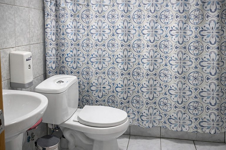 Baño limpio y ordenado del hostal